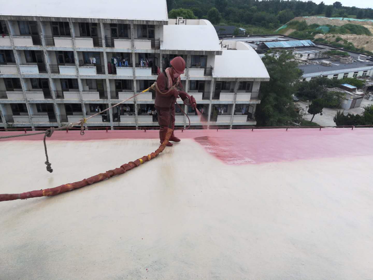 屋面防水修缮可选鲁蒙喷涂聚脲防水涂料